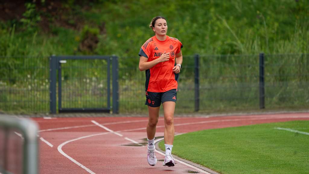 Barbara Dunst läuft Runden am FC Bayern Campus.