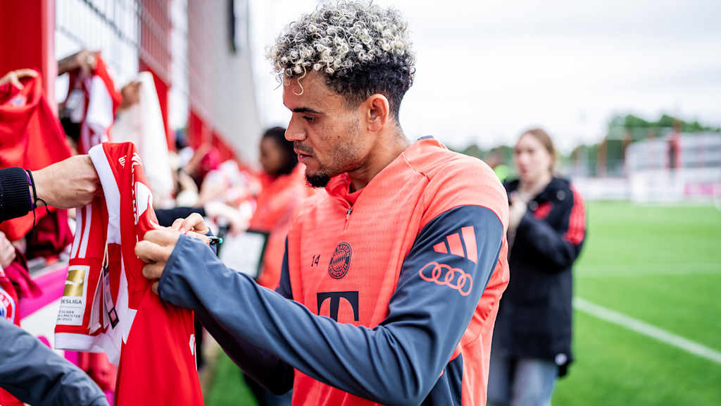 Luis Díaz signing autographs at FC Bayern's open training session.