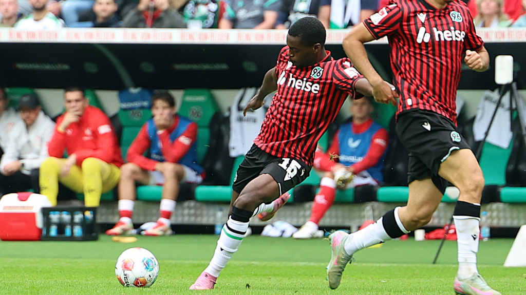 Noel Aseko schießt für Hannover einen Freistoß.