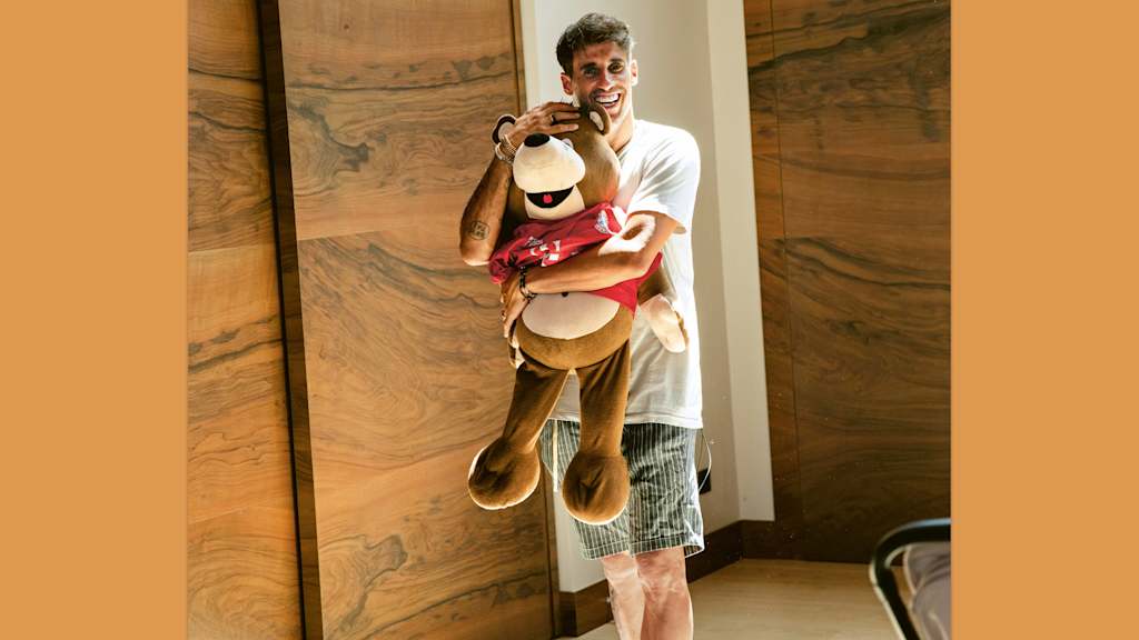 Javi Martinez hält ein Stofftier von FC Bayern-Maskottchen Berni in den Armen