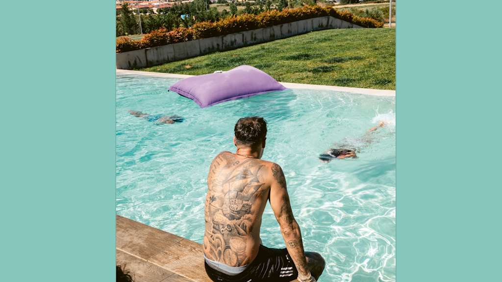 Javi Martinez sitzt am Pool in seinem Garten.
