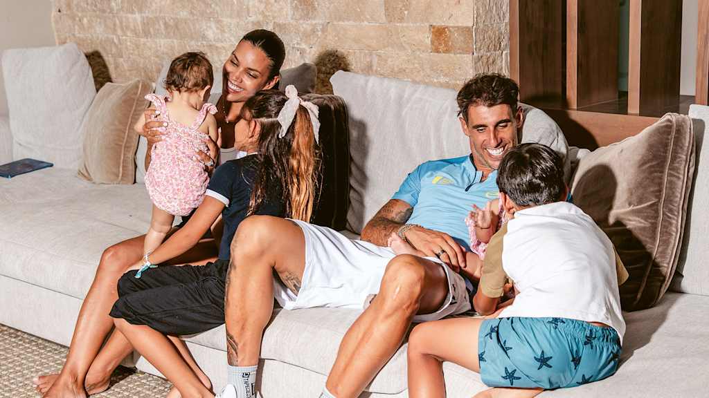 Javi Martinez sitzt mit seiner Familie lachend auf einem Sofa.