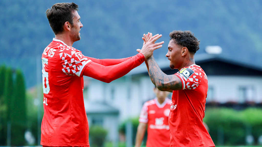 Armindo Sieb (r.) bejubelt seinen vierten Treffer in der Vorbereitung.