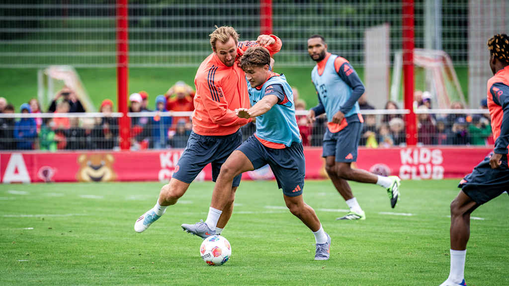 Harry Kane y Tom Bischof disputan un balón en el entrenamiento del FC Bayern.
