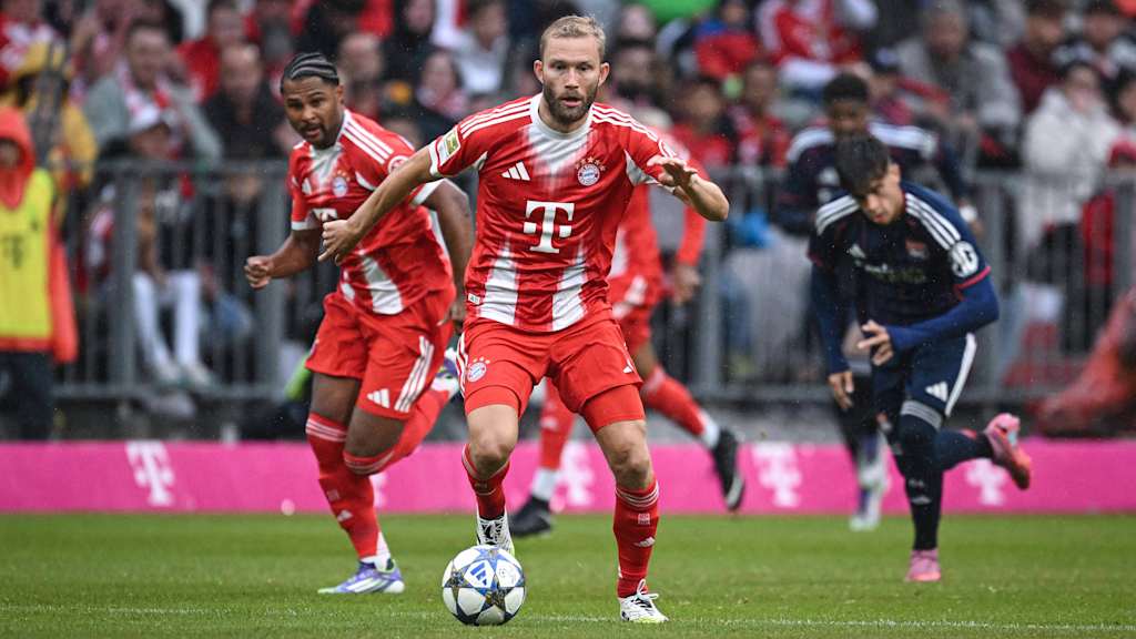 Konrad Laimer führt den Ball in der Allianz Arena