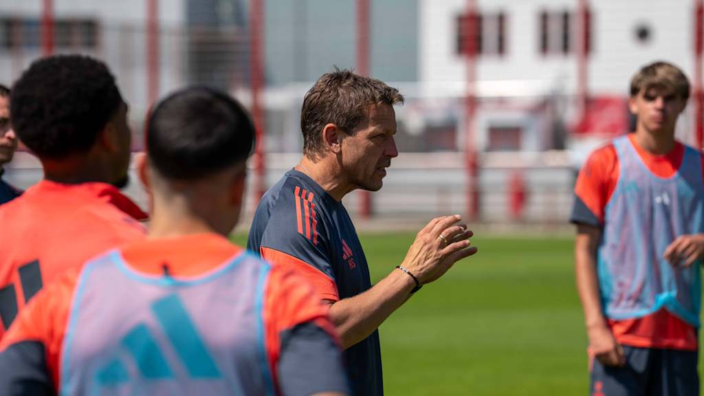 Cheftrainer Holger Seitz im Training der FC Bayern Amateure