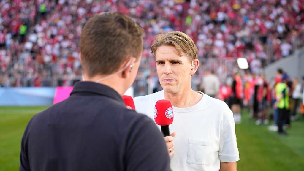 Christoph Freund im Interview vor Anpfiff des Testspiels des FC Bayern gegen Tottenham Hotspur