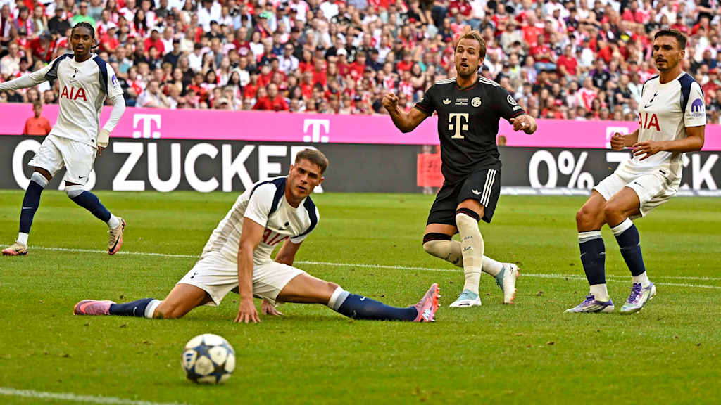 Harry Kane erzielt das Tor zum 1:0 im Testspiel des FC Bayern gegen Tottenham Hotspur.