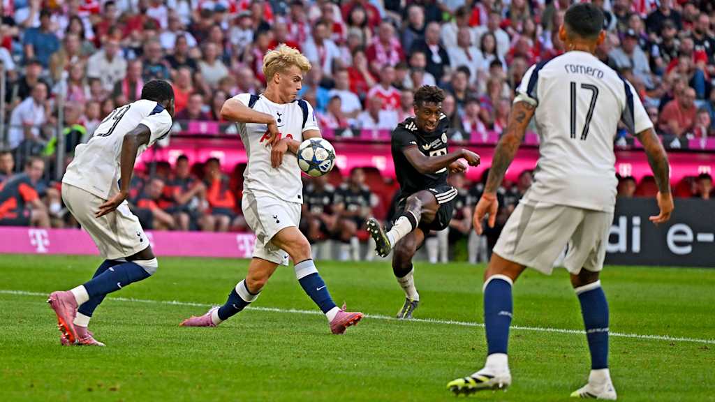 Kingsley Coman erzielt das Tor zum 2:0 im Testspiel des FC Bayern gegen Tottenham Hotspur.