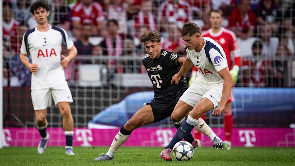 Tom Bischof im Zweikampf im Spiel gegen Tottenham