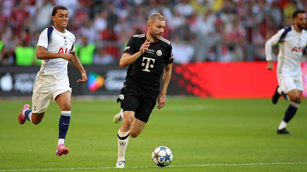 Konrad Laimer dribbelt im Spiel gegen Tottenham