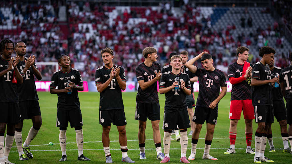 Spieler des FC Bayen klatschen in Richtung der Fankurve nach dem Testspiel gegen Tottenham in der Allianz Arena