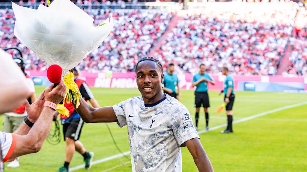 Mathys Tel wird vor dem Testspiel des FC Bayern gegen Tottenham Hotspur verabschiedet.