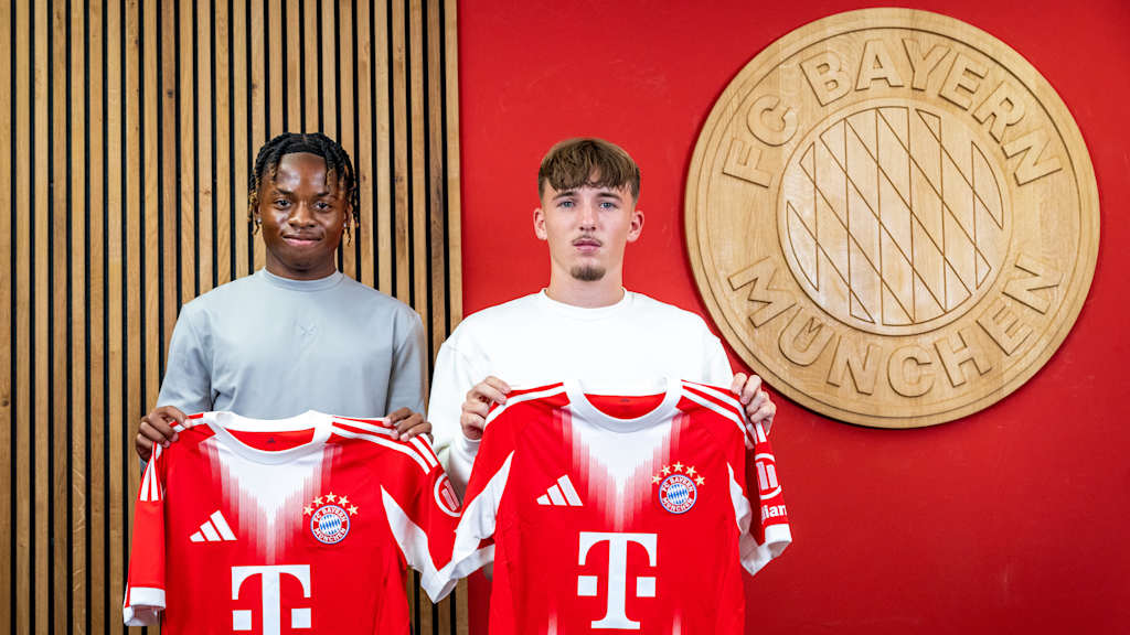 Wisdom Mike and Lennart Karl holding FC Bayern jerseys in front of a red background.
