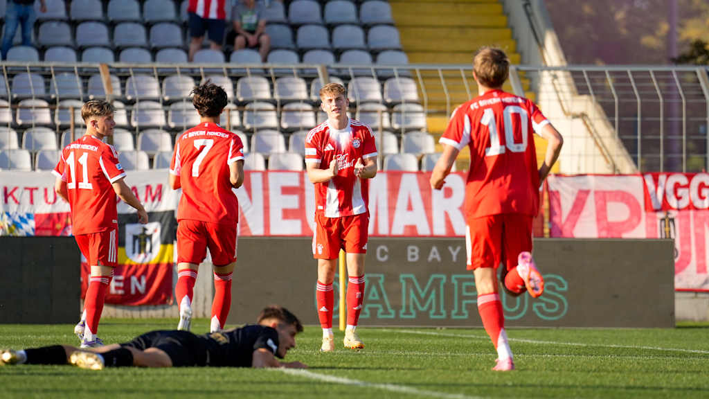 Die FC Bayern Amateure bejubeln ein Tor im Heimspiel gegen den TSV Schwaben Augsburg.
