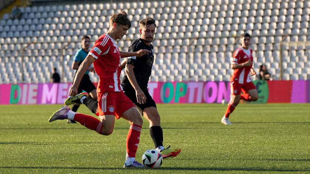 Magnus Dalpiaz führt den Ball am Fuß.