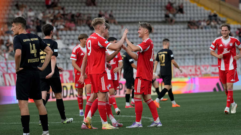 Die FC Bayern Amateure bejubeln einen Treffer im Heimspiel.
