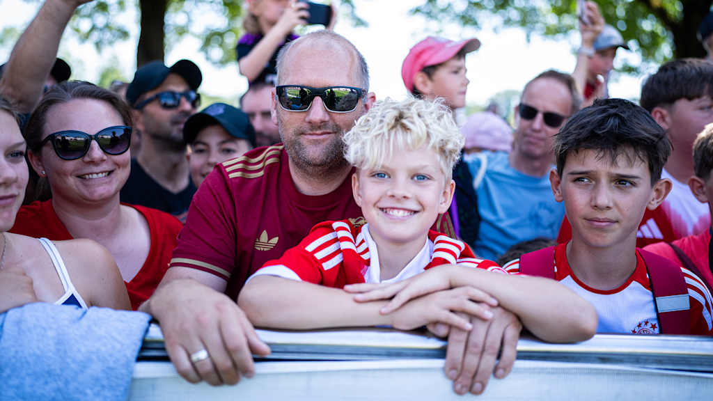 FC Bayern-Fans Markus Julian entrenamiento publico