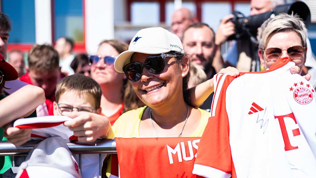 FC Bayern-Fan Fernanda entrenamiento publico