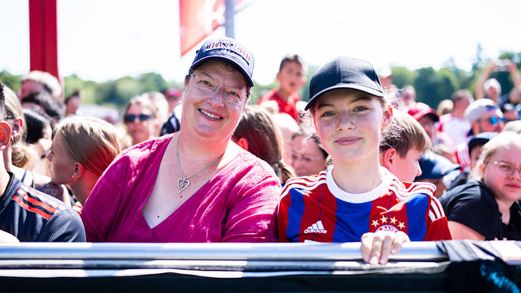 FC Bayern-Fans Petra Laila beim entrenamiento pubilico