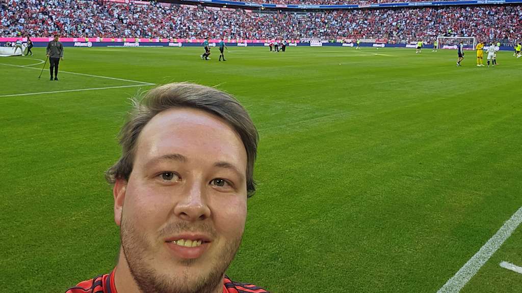FC Bayern-Fan Dennis Windisch auf dem Rasen der Allianz Arena