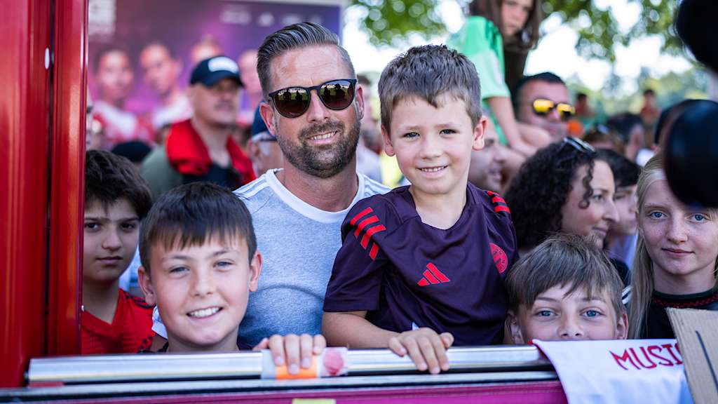 FC Bayern-Fan Mark beim öffentlichen Training am Samstag