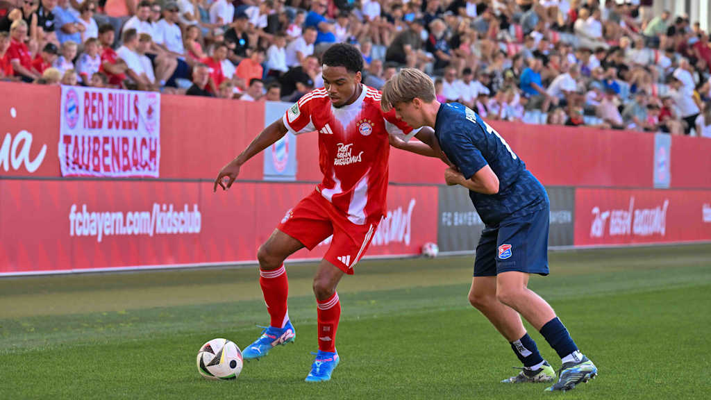Chivano Wijks schirmt den Ball vor einem Gegenspieler ab.