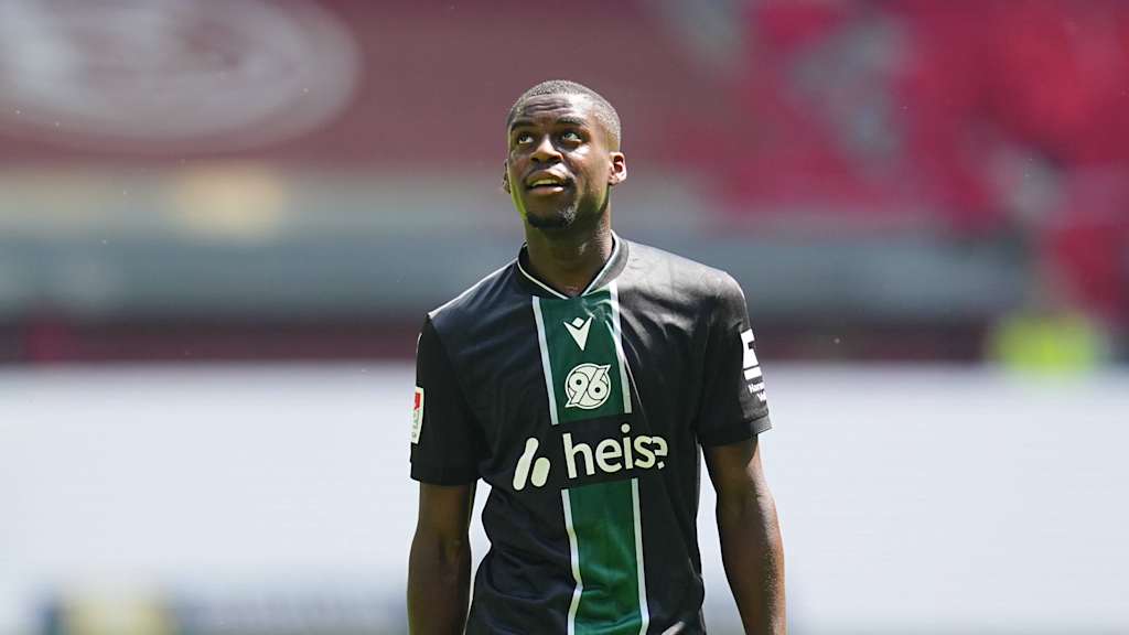Noel Aseko Nkili schaut während dem Spiel in die Luft.