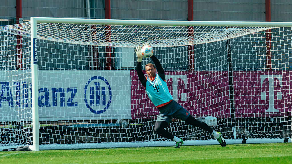 Manuel Neuer saves a shot in FC Bayern training
