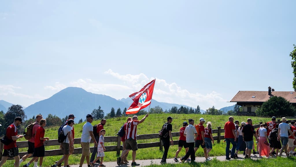 Der Aufstiegsmarsch des FC Bayern am Tegernsee