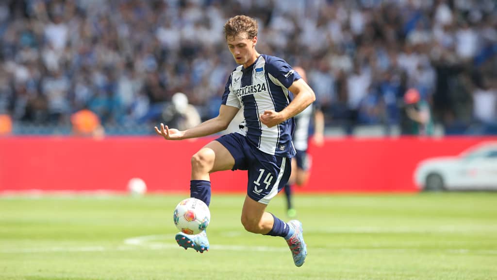 Maurice Krattenmacher führt einen Ball am Fuß.