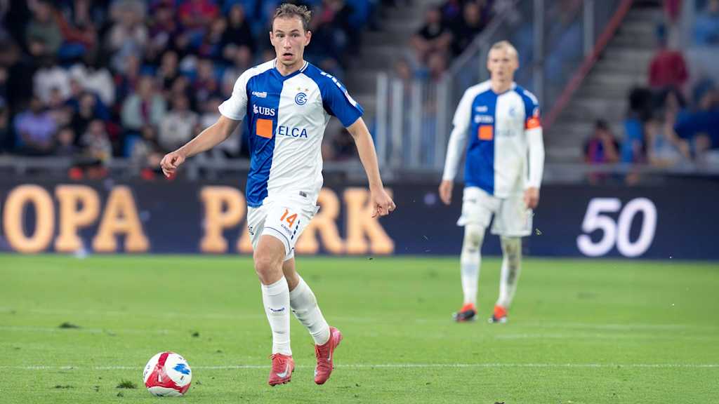 Lovro Zvonarek führt einen Ball am Fuß.