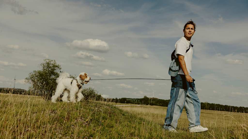 Lena Oberdorf beim Spaziergang mit ihrem Hund Skyla.