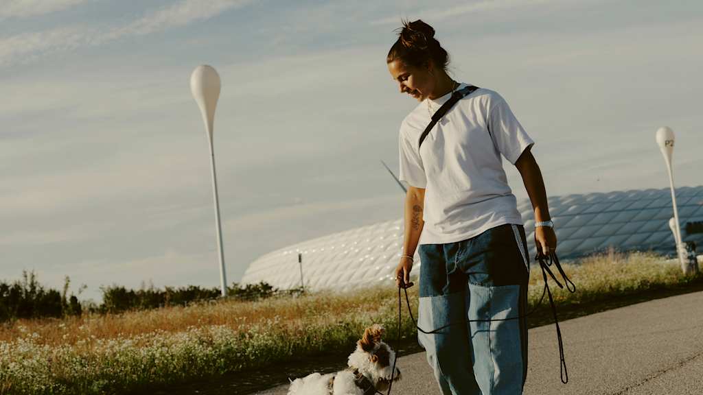 Lena Oberdorf mit ihrem Hund Skyla vor der Allianz Arena.