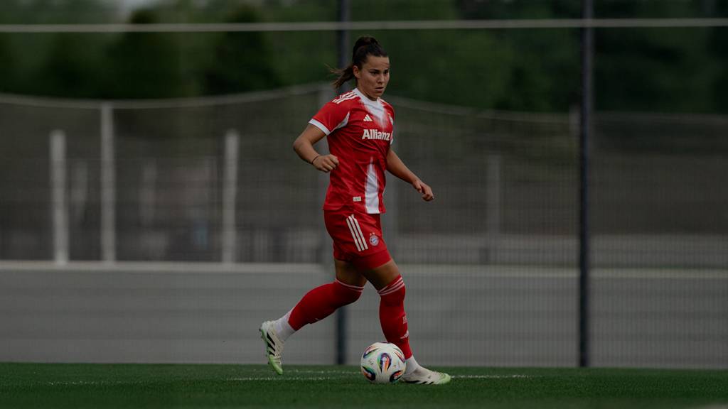 Lena Oberdorf im Trikot des FC Bayern.
