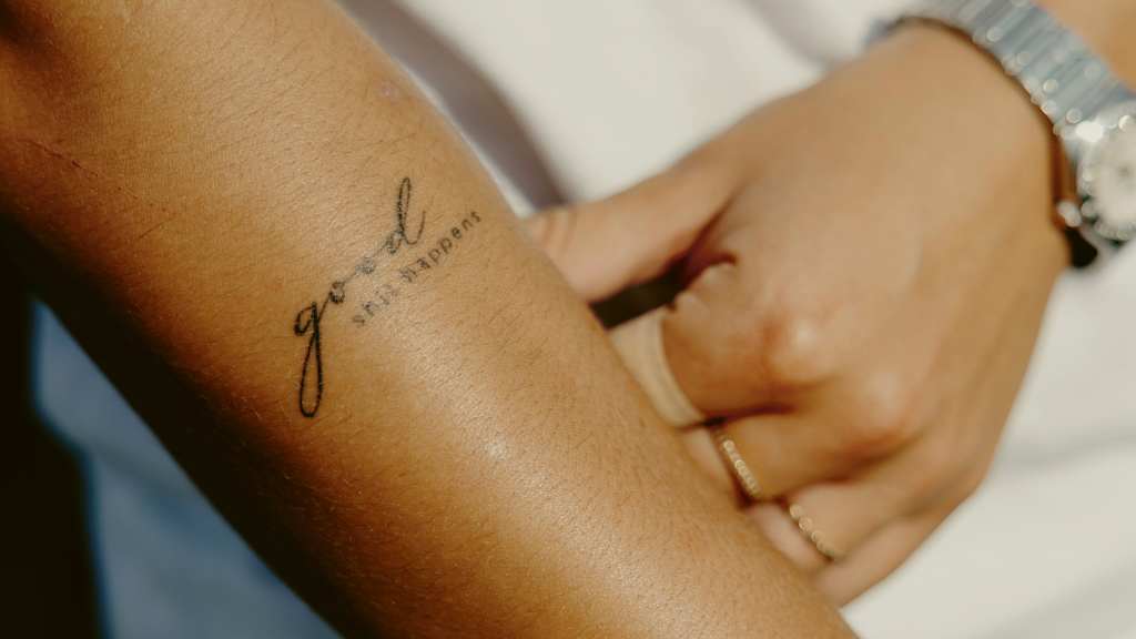 Lena Obderofs Tattoo 'Good shit happens'.