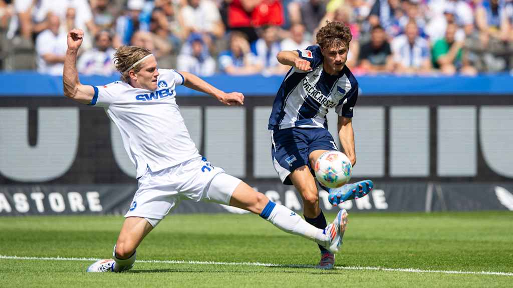 Mauric Krattenmacher, Leihspieler bei Hertha BSC, schießt im Spiel gegen den Karlsruher SC.