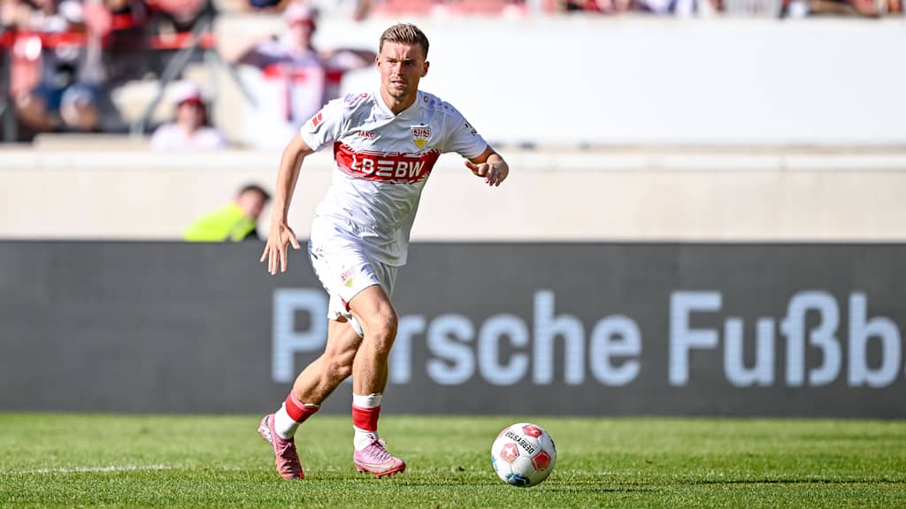 VfB Stuttgart's Maximilian Mittelstädt plays a cross in a friendly.