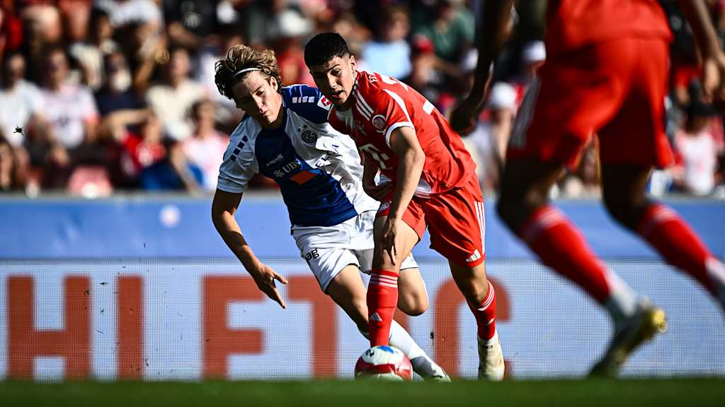 Felipe Chávez im Laufduell mit seinem Gegenspieler während des Testspiels des FC Bayern beim Grasshopper Club Zürich