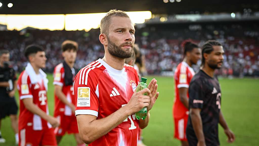 Konrad Laimer nach dem Testspielsieg des FC Bayern beim Grasshopper Club Zürich auf dem Weg in die Kurve zu den Fans