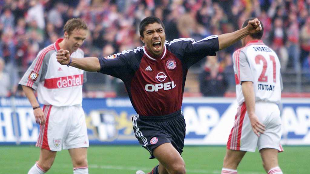 Giovane Elber jubelt im FC Bayern-Trikot gegen den VfB Stuttgart