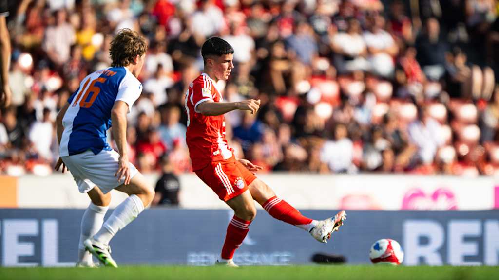 Felipe Chávezspielt einen Pass.