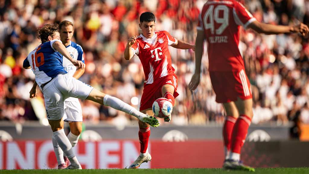 Felipe Chávez im Zweikampf um den ball mit einem Zürich-Spieler.