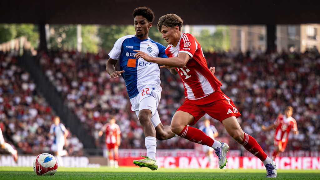 Magnus Dalpiaz rennt auf einen Ball zu.