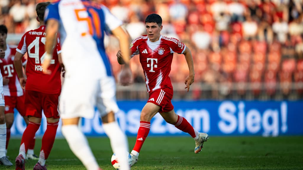 Felipe Chávez spielt den Ball bei seinem Profi-Debüt für den FC Bayern.