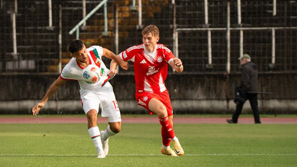 Anton Heinz im Zweikampf mit einem Spieler von Augsburg II.