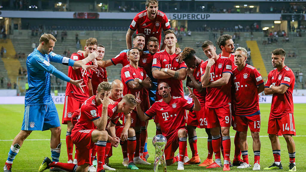 Spieler des FC Bayern bejubeln den Sieg im Supercup gegen Eintracht Frankfurt 2018.