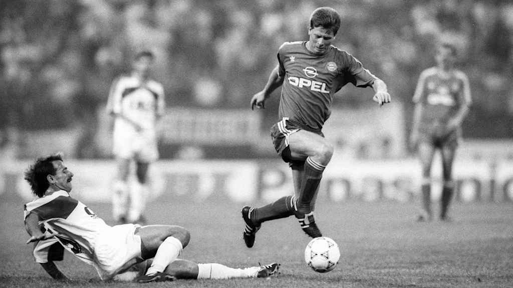 Stefan Reuter dribbelt mit dem Ball im Supercup-Duell des FC Bayern mit dem 1. FC Kaiserslautern.