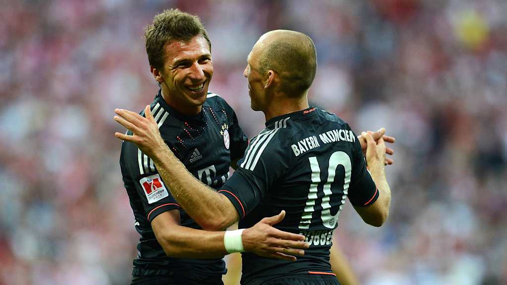 Mario Mandzukic und Arjen Robben bejubeln ein Tor des FC Bayern im Supercup 2012 gegen Borussia Dortmund.