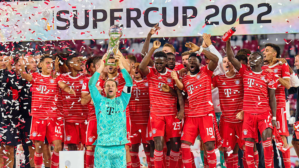 Spieler des FC Bayern bejubeln den Sieg im Supercup 2022 gegen RB Leipzig.